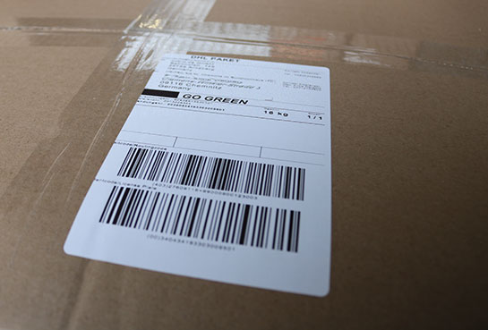 Paket mit DHL-Label